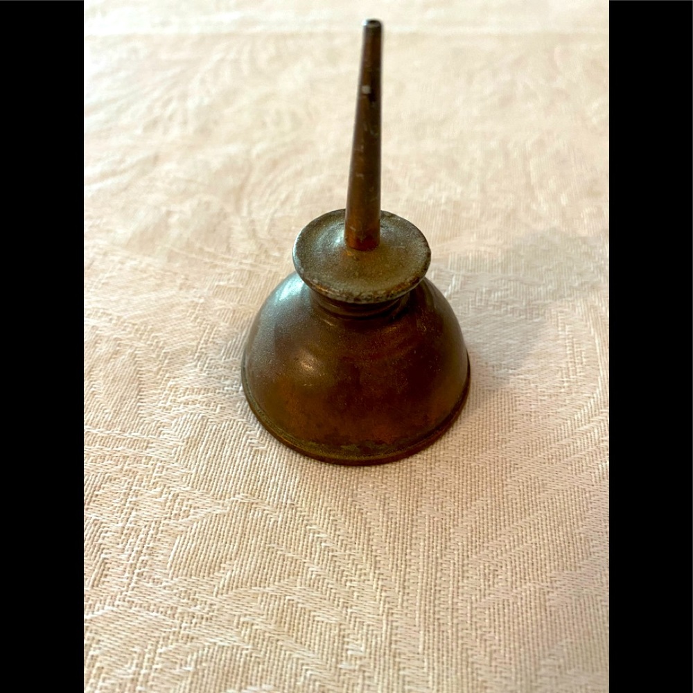 Mini thumb pumper oil can